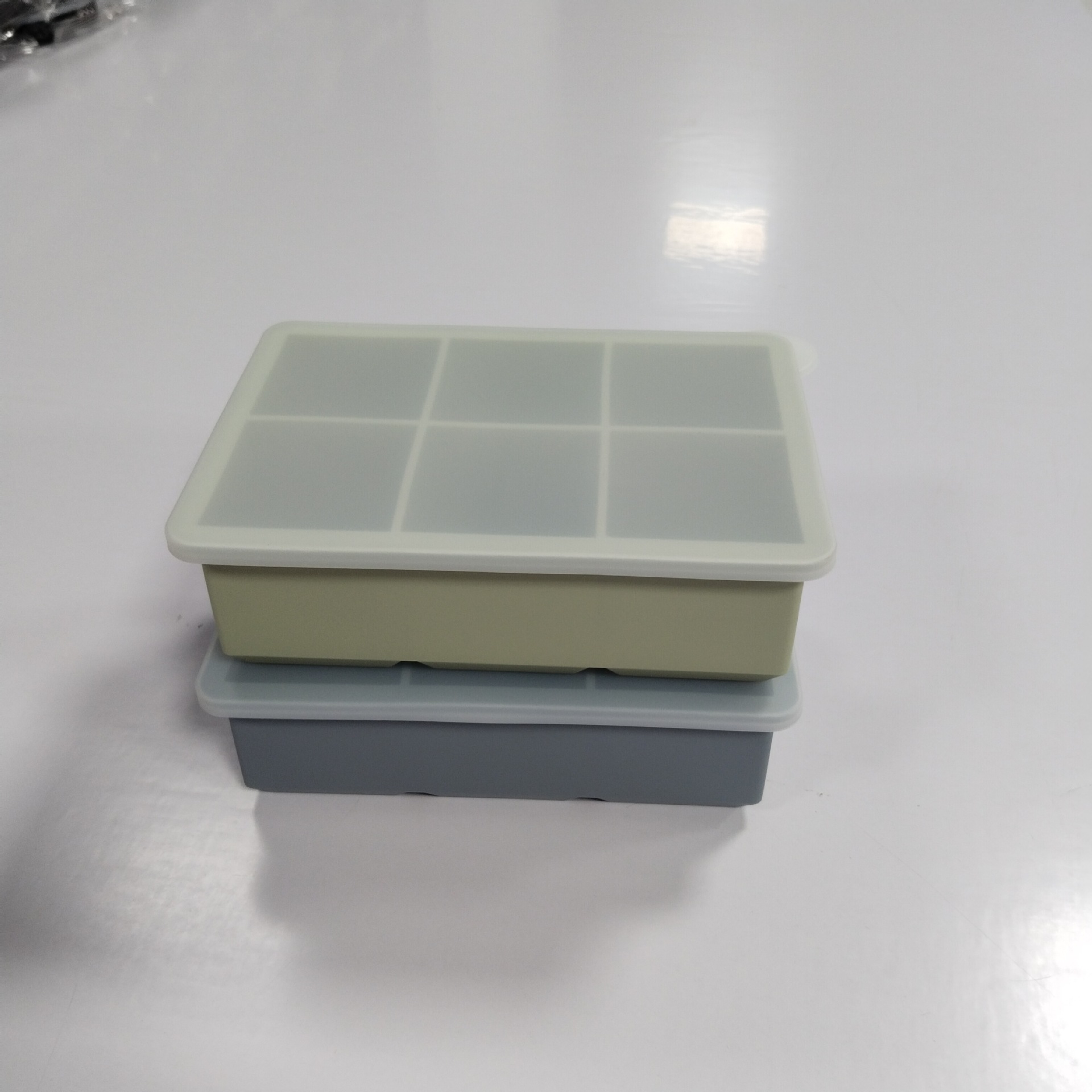 Large Silicone Ice Cube Tray with Lid – Flexible Mold for Whiskey, Cocktails, and Beverages