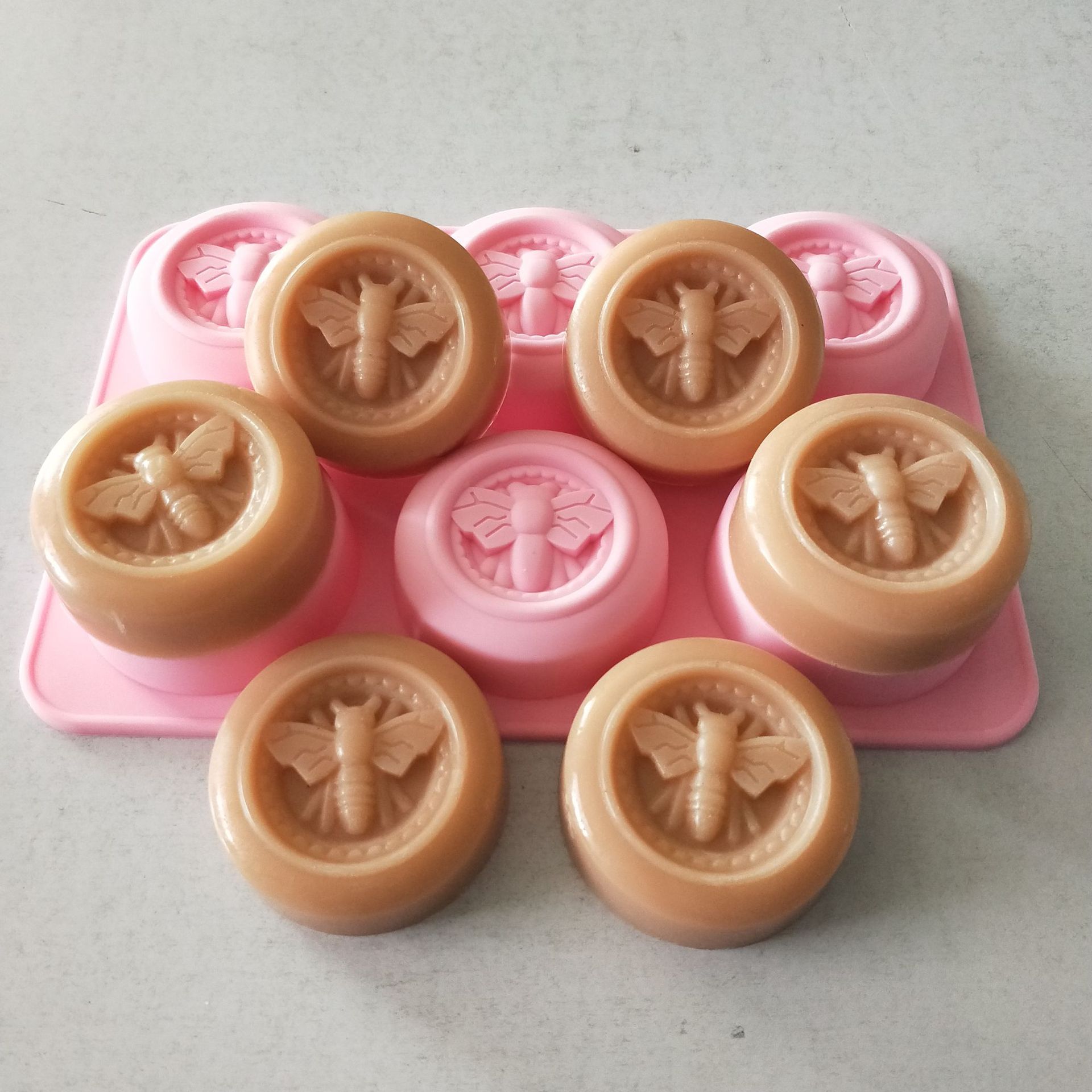 6-Cavity Bee Design Round Silicone Mold – Food Grade for Soap, Chocolate, Resin, or Cake